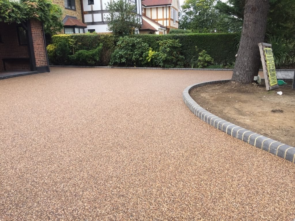 Curved Resin Driveway by Diamond Services